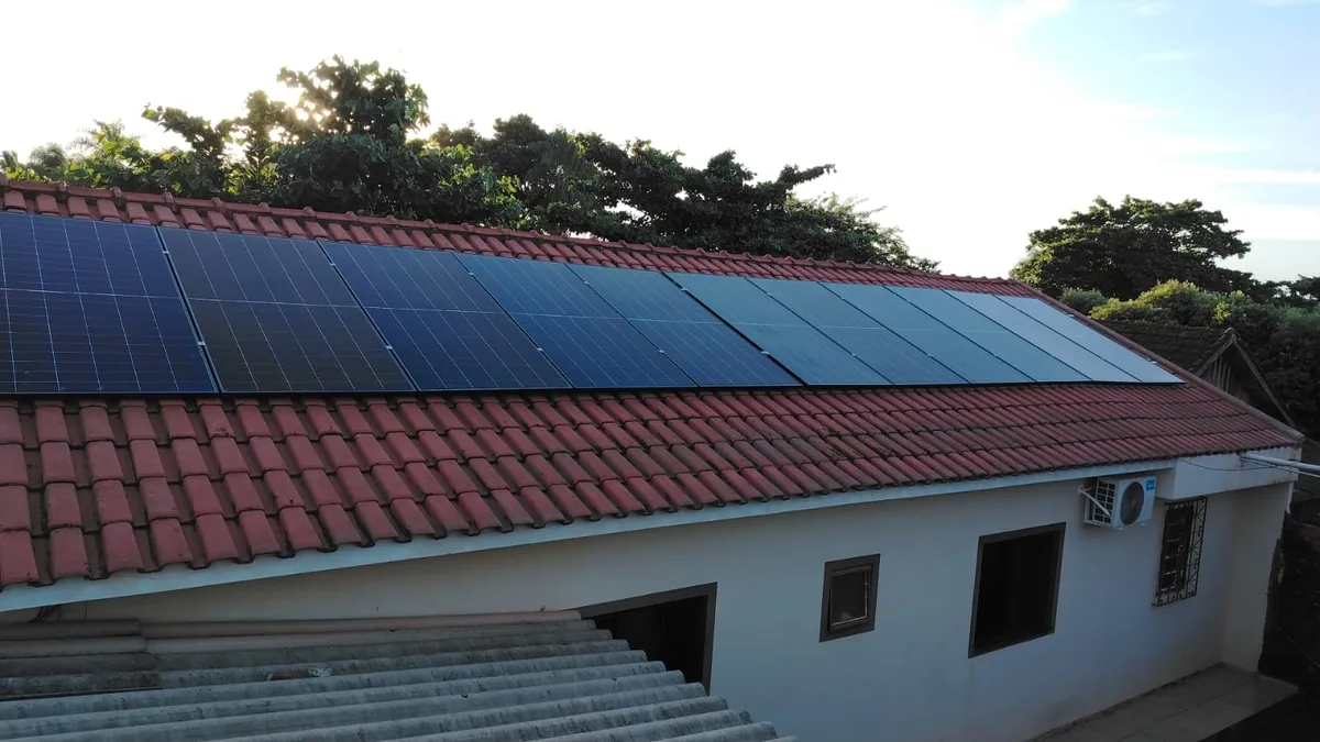 Telhado comprido com placas solares em uma propriedade de Guaira, Parana