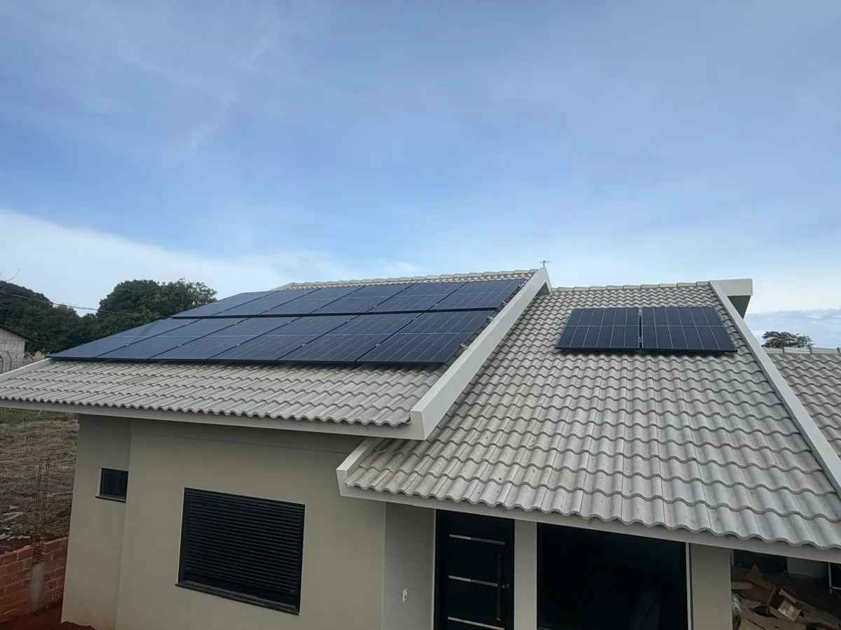 Sistema fotovoltaico sobre o telhado de uma casa em Mercedes, Parana