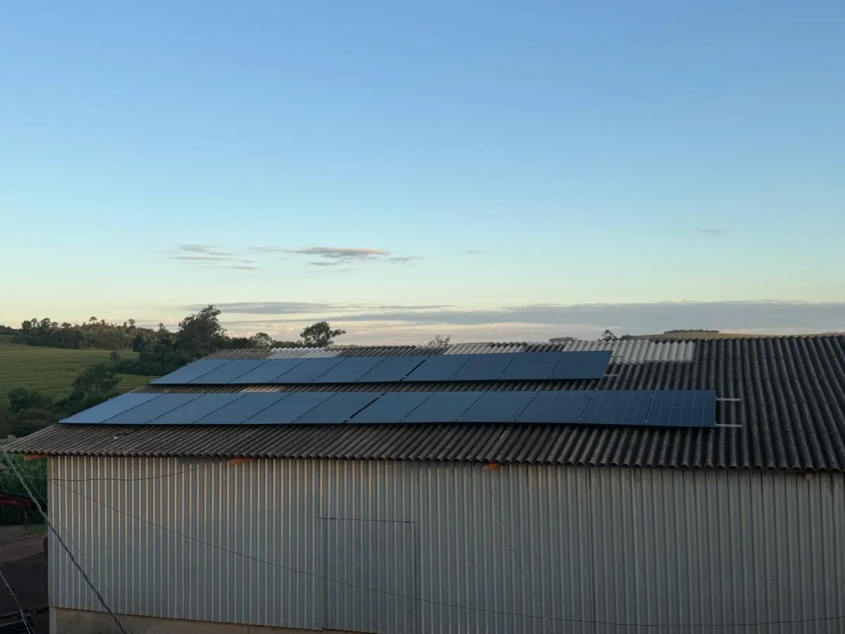 Barracao com placas solares no fim da tarde, zona rural de Mercedes, Parana