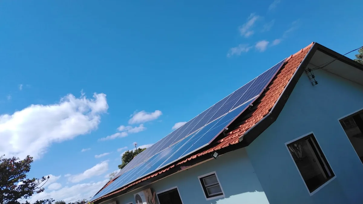 Placas solares no telhado ceramico de uma residencia em Mercedes, Parana
