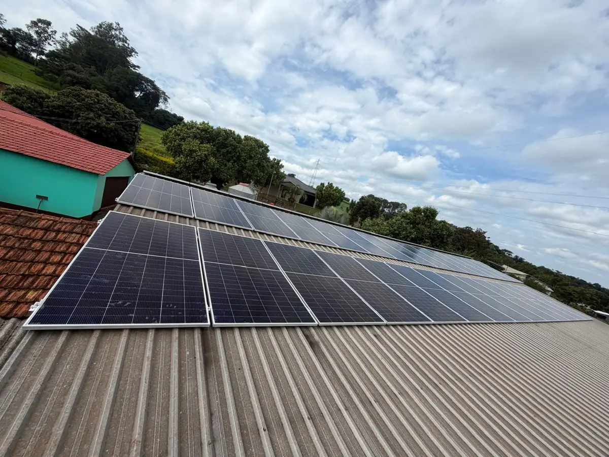 Sistema fotovoltaico sobre telhado metalico em area rural de Quatro Pontes, Parana